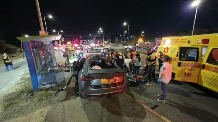 הרכב שהתפוצץ בכביש 4 (צילום: תיעוד מבצעי מד"א) פיצוץ רכב בכביש 4 צומת פל ים אור עקיבא, פתוח מחוסר הכרה