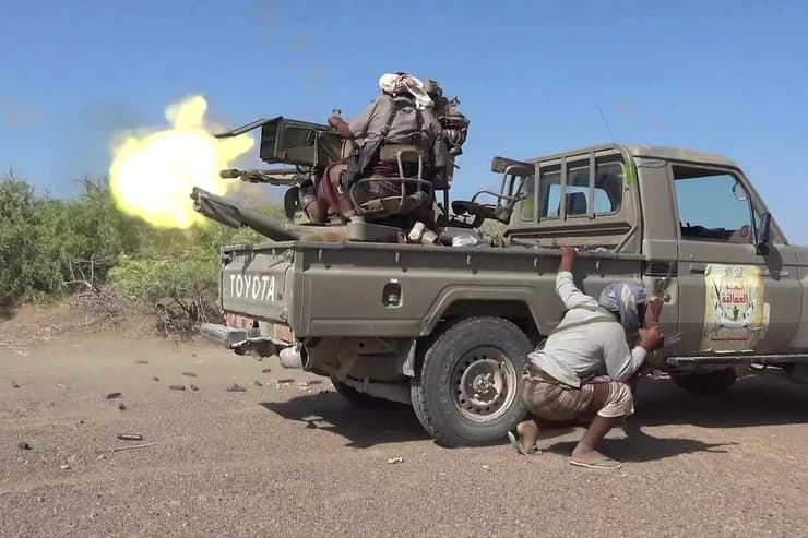 צילום: YEMEN GIANTS BRIGADES MEDIA CENTRE / AFP כוחות הממשלה הפרו-סעודית ב תימן בקרבות באזור תעז