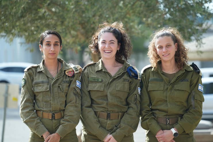 מימין לשמאל: סרן עדי גורליק, סרן שיר שגיב וסרן גאיה חזן (צילום: תומר שונם הלוי) מימין לשמאל: סרן עדי גורליק, סרן שיר שגיב וסרן גאיה חזן