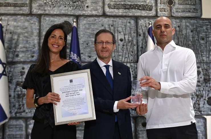 נשיא המדינה יחד עם טלי וצביקה מנס (צילום: דוברות בית הנשיא) נשיא המדינה יחד עם טלי וצביקה מנס באות הנשיא