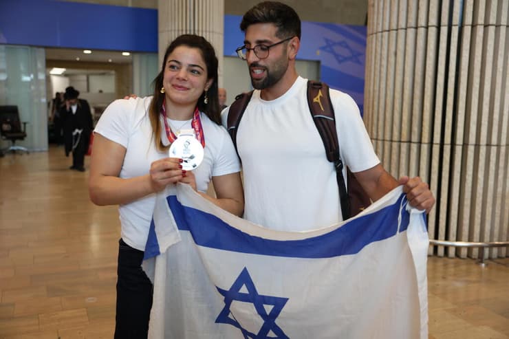 פרימו ומאמנה גולדן פולק (צילום: שאול גולן) פרימו