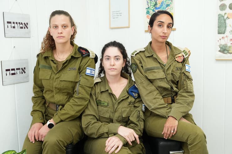 מימין לשמאל: סרן גאיה חזן, סרן שיר שגיב וסרן עדי גורליק (צילום: תומר שונם הלוי) מימין לשמאל: סרן גאיה חזן, סרן שיר שגיב וסרן עדי גורליק