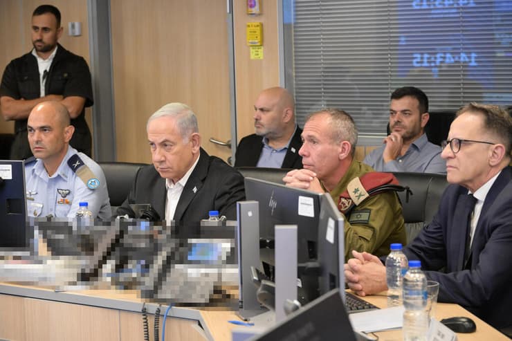 צחי ברוורמן, אבי גיל לצד בנימין נתניהו (צילום: עמוס בן גרשום/ לע"מ) אבי גיל, בנימין נתניהו