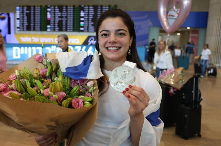 כרם פרימו עם מדליית הכסף בנתב"ג (צילום: שאול גולן) פרימו
