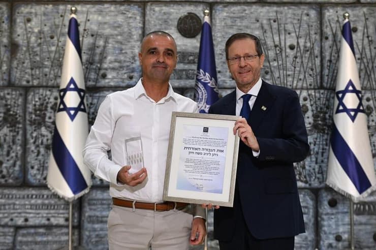 נשיא המדינה עם יניב חיון (צילום: דוברות בית הנשיא) נשיא המדינה יחד עם יניב חיון באות הנשיא