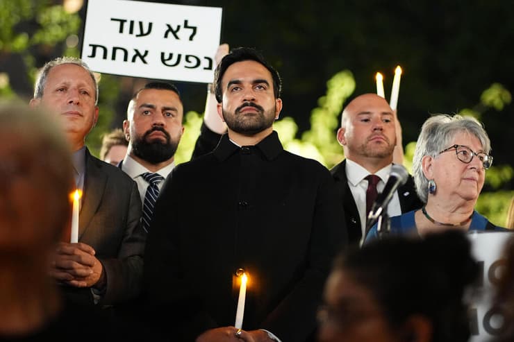 ראש עיריית ניו יורק זוהרן ממדאני טקס לציון 3 שנים ל שבעה באוקטובר (צילום: AP Photo/Frank Franklin II) ראש עיריית ניו יורק זוהרן ממדאני טקס לציון 3 שנים ל שבעה באוקטובר