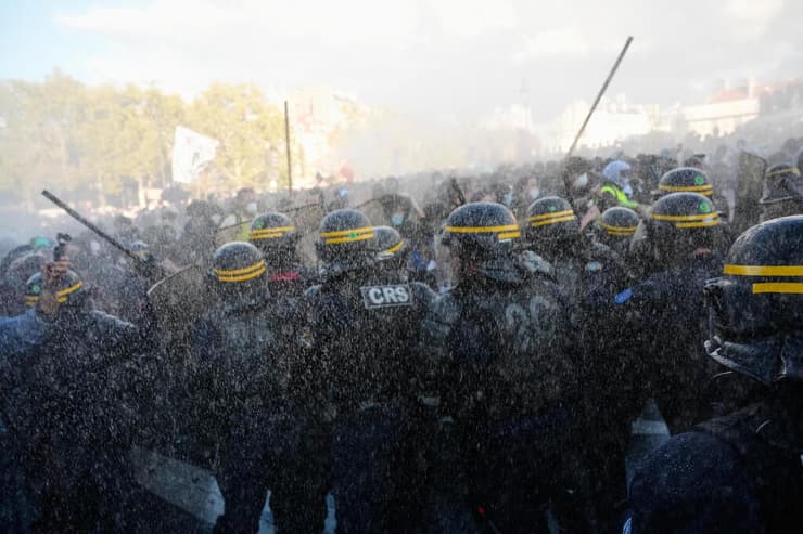 צילום: AP Photo/Teresa Suarez הפגנה פריז כיכר הבסטיליה מחאת תלמידים צרפת