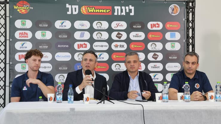מכבי ר"ג פותחת עונה (צילום: יריב כץ) מסיבת עיתונאים מכבי ר"ג, גיל בני, אלעד חסין, כרמל שאמה הכהן, חן שניידרמן