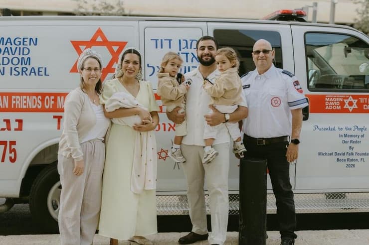 מימין לשמאל: רידר, דניאל ופנינה יסכה ביטון עם ילדיהם, והמיילדת הילה ברביץ מימין לשמאל: רידר, דניאל ופנינה יסכה ביטון עם ילדיהם והמיילדת הילה ברביץ