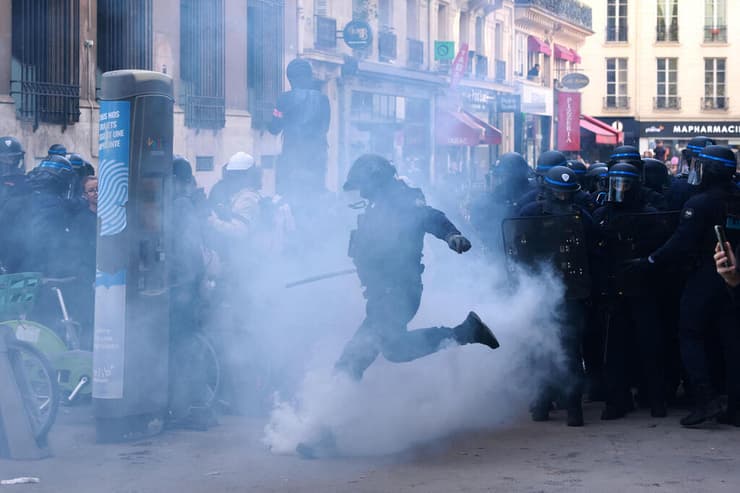 צילום: Kenzo TRIBOUILLARD / AFP הפגנה פריז כיכר הבסטיליה מחאת תלמידים צרפת