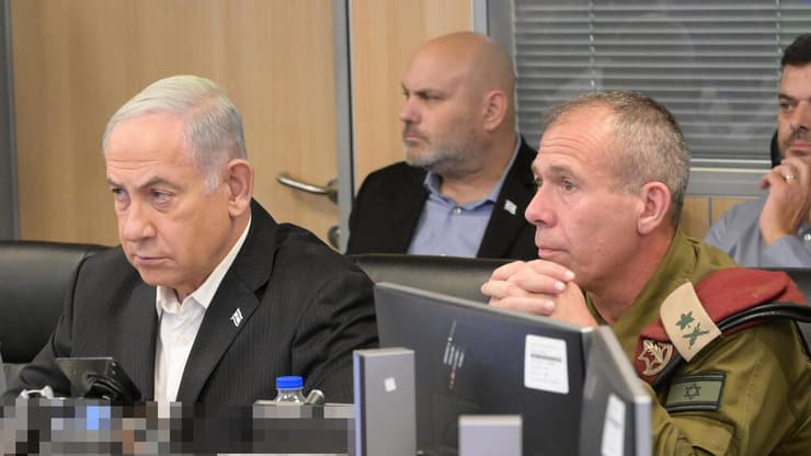אבי גיל ונתניהו. "מתקיים דיון סופר חשוב - ואין טייפ ולא קצרנית" (צילום: עמוס בן גרשום / לעמ) בנימין נתניהו אבי גיל צחי ברוורמן