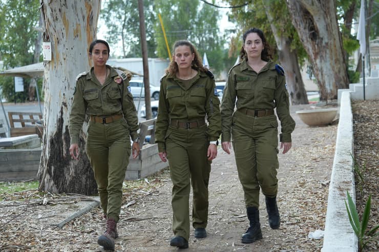 מימין לשמאל: סרן שיר שגיב, סרן עדי גורליק וסרן גאיה חזן (צילום: תומר שונם הלוי) מימין לשמאל: סרן שיר שגיב, סרן עדי גורליק וסרן גאיה חזן