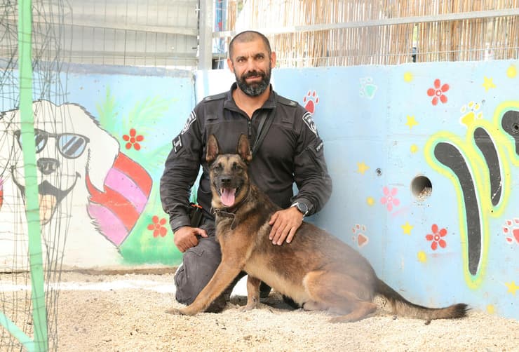 הכלב ג'רי עם רס"ב זאהר דאהר (צילום: אלעד גרשגורן) הכלב ג'רי עם רס"ב זאהר דאהר