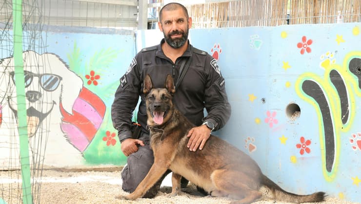 הכלב ג'רי עם רס"ב זאהר דאהר (צילום: אלעד גרשגורן) הכלב ג'רי עם רס"ב זאהר דאהר