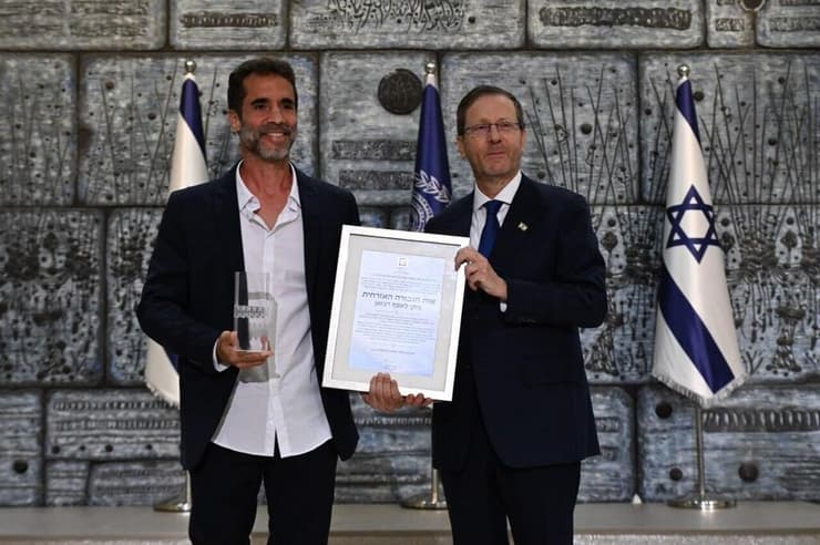 נשיא המדינה יחד עם אסף רג'ואן (צילום: חיים צח/לע״מ) נשיא המדינה יחד עם אסף רג'ואן באות הנשיא