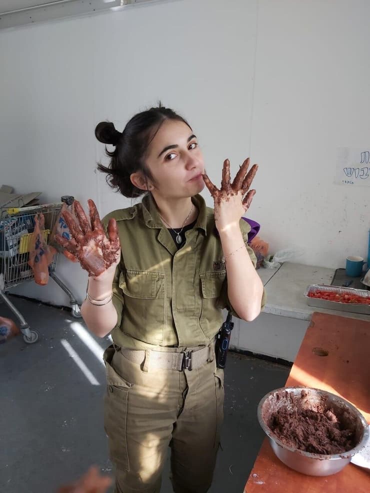 "היא אמרה: 'אמא, זה לא הגיוני שאשאר בבית, בזמן שעם ישראל נלחם על חייו'" (צילום: באדיבות המשפחה) "היא אמרה: 'אמא, זה לא הגיוני שאשאר בבית, בזמן שעם ישראל נלחם על חייו'"