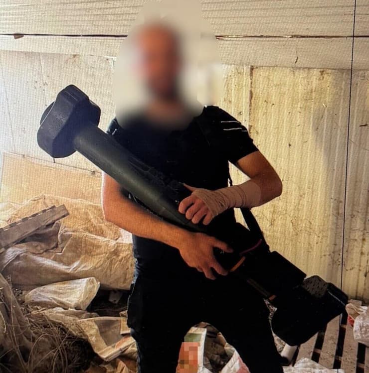 שוהה בלתי חוקי מיו"ש ושני תושבי שפרעם שנתפסו מחזיקים ומתעדים עצמם עם טיל "מטאדור" צה"לי גנוב (צילום: דוברות המשטרה ) שוהה בלתי חוקי מיו"ש ושני תושבי שפרעם שנתפסו מחזיקים ומתעדים עצמם עם טיל "מטאדור" צה"לי גנוב