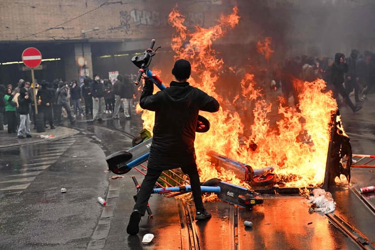 בריסל בלהבות (צילום: NICOLAS TUCAT / AFP) מחאות בבלגיה