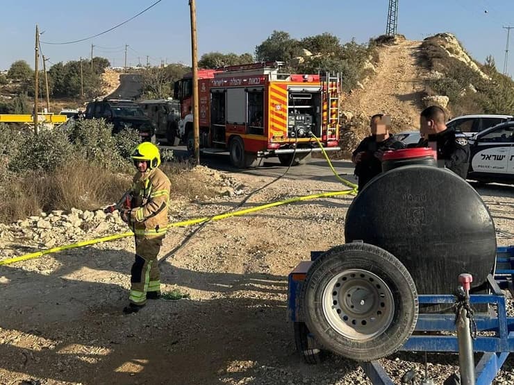כוחות החירום בזירה (צילום: דוברות כבאות והצלה) שריפה פרצה בגוש עציון בעקבות רכב גנוב שביצע תאונה עצמית בגוש עציון