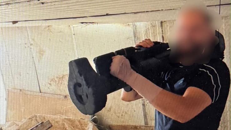 התיעודים שנתפסו (צילום: דוברות המשטרה ) שוהה בלתי חוקי מיו"ש ושני תושבי שפרעם שנתפסו מחזיקים ומתעדים עצמם עם טיל "מטאדור" צה"לי גנוב