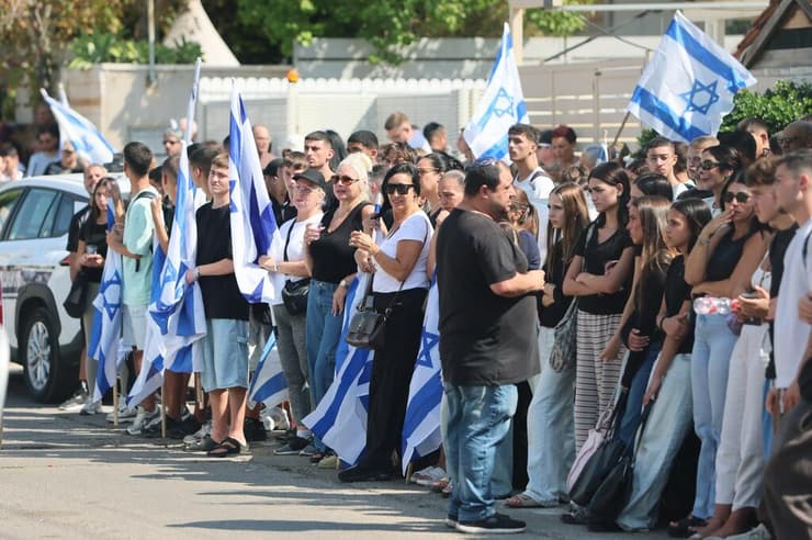 מחכים בצידי הכבישים בקריית חיים (צילום: עמרי שטיין ) הלוויתו של סרן אליאב חיים צלפמוס ז"ל בבית העלמין בחיפה