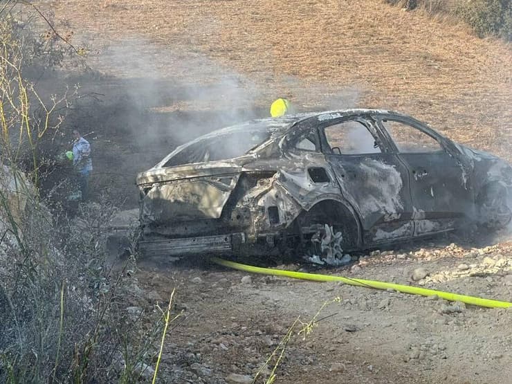 הרכב השרוף אחרי שהתהפך ועלה באש (צילום: דוברות כבאות והצלה) שריפה פרצה בגוש עציון בעקבות רכב גנוב שביצע תאונה עצמית בגוש עציון