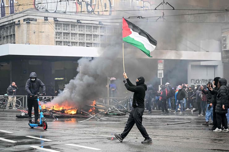 דגל פלסטין במחאה (צילום: NICOLAS TUCAT / AFP) מחאות בבלגיה