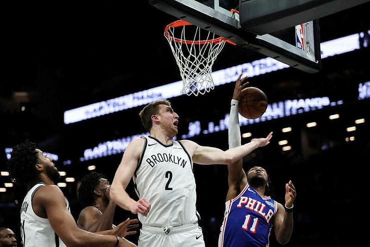 וולף במאבק לריבאונד (צילום: Ishika Samant / GETTY IMAGES NORTH AMERICA / AFP) וולף