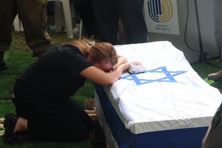 האם משתטחת על קבר בנה (צילום: עמרי שטיין ) הלוויתו של סרן אליאב חיים צלפמוס ז"ל בבית העלמין בחיפה
