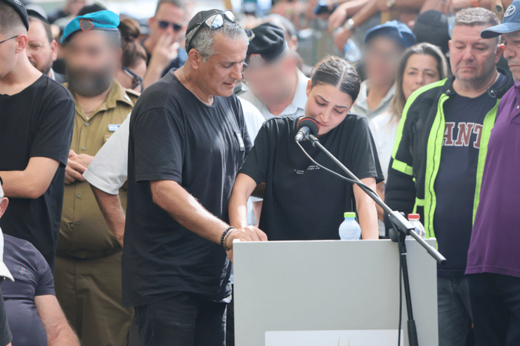 בת הזוג ענבר: "איך אפשר להספיד אותך?" (צילום: עמרי שטיין ) הלוויתו של סרן אליאב חיים צלפמוס ז"ל בבית העלמין בחיפה