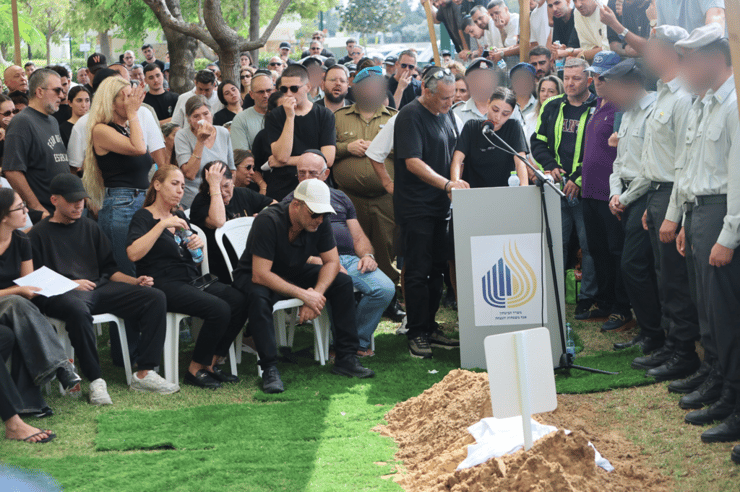 ההלוויה בבית העלמין בחיפה (צילום: עמרי שטיין ) הלוויתו של סרן אליאב חיים צלפמוס ז"ל בבית העלמין בחיפה
