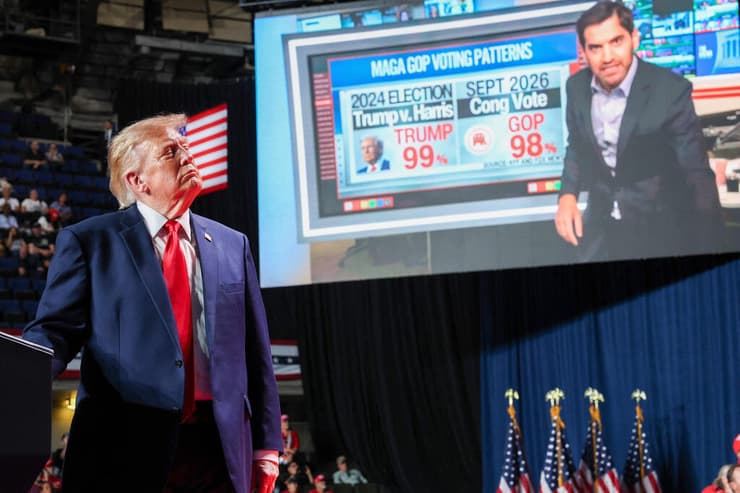 טראמפ הציג לתומכיו בעצרת קטע מ-CNN שבו מוצג סקר המעיד על תמיכה אדירה בו מצד אנשי תנועת ה-MAGA (צילום: Win McNamee/Getty Images/AFP (Photo by WIN MCNAMEE / GETTY IMAGES NORTH AMERICA / AFP) טראמפ ב טקסס בעצרת בחירות אמצע ארה"ב ביום רביעי
