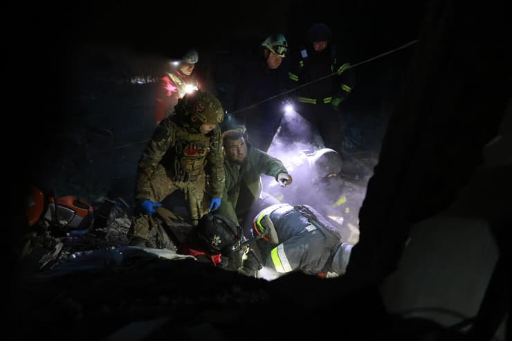 צילום: AP Photo/Kateryna Klochko זירת מתקפה של רוסיה על אוקראינה בעיר זפוריז'יה שם נהרגו לפחות 20 איש