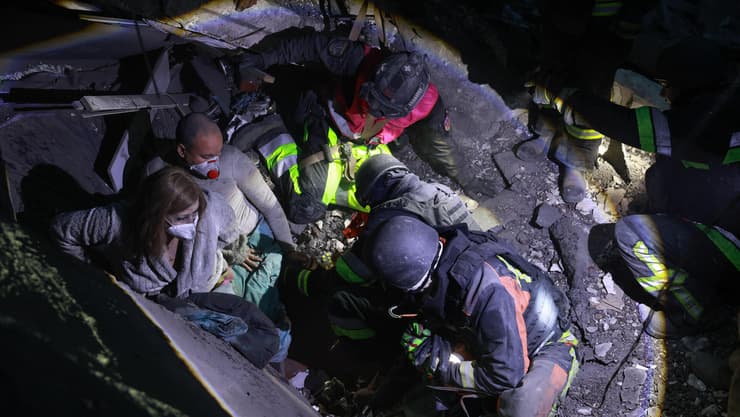 תקיפה רוסית על העיר זפוריז'יה (צילום: AP Photo/Kateryna Klochko) תקיפה רוסית על העיר זפוריז'יה