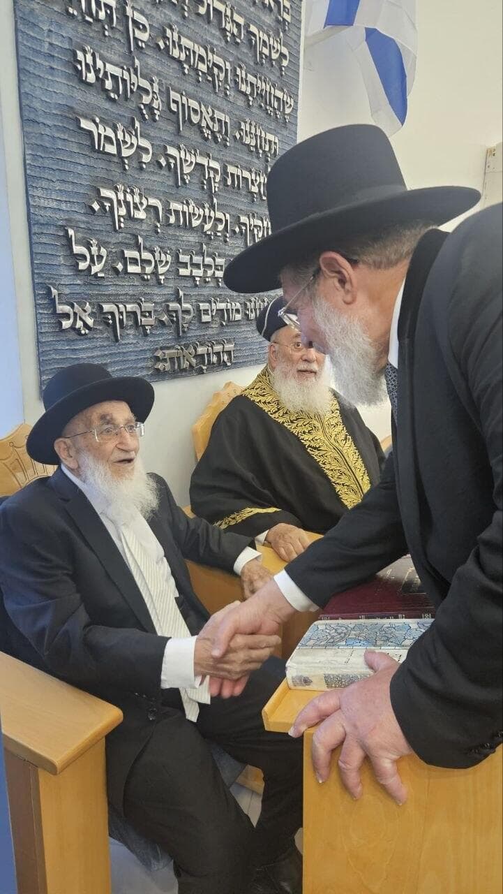 הרב קלמן בר לוחץ את ידו של הרב משה הדאיה הרב קלמן בר לוחץ את ידו של הרב משה הדאיה