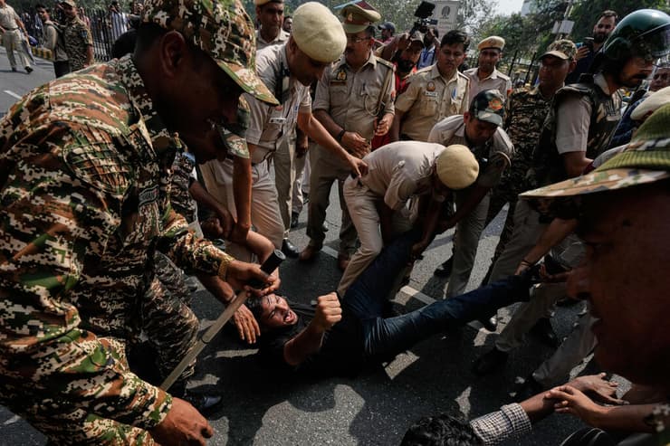 צילום: AP Photo/Manish Swarup דלהי הודו מעצר מפגינים ב מחאה הפגנה נגד ממשלת מודי ויו"ר ועדת הבחירות שם