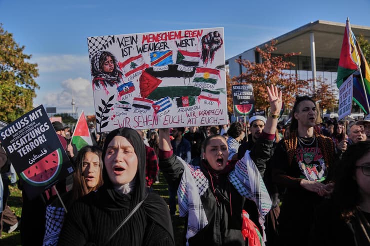 הפגנה פרו-פלסטינית בברלין, גרמניה (צילום: AP Photo/Ebrahim Noroozi) הפגנה פרו-פלסטינית בברלין, גרמניה