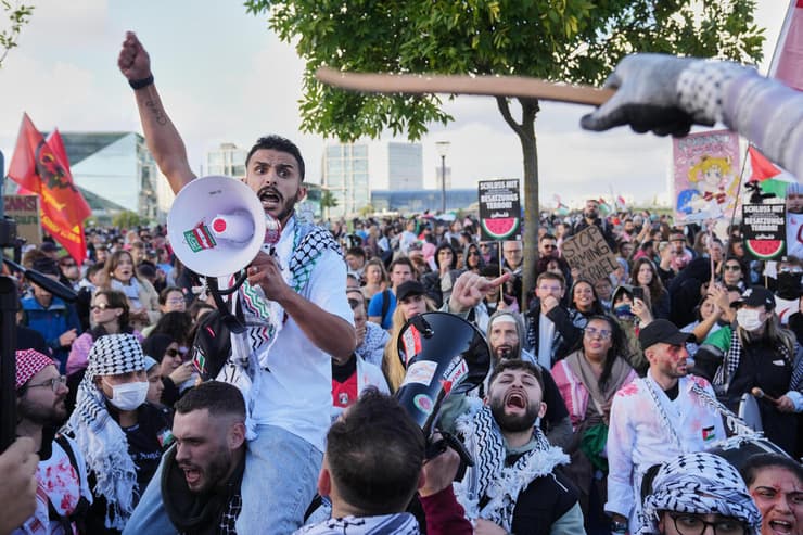 ברלין (צילום: AP Photo/Ebrahim Noroozi) הפגנה פרו-פלסטינית בברלין, גרמניה