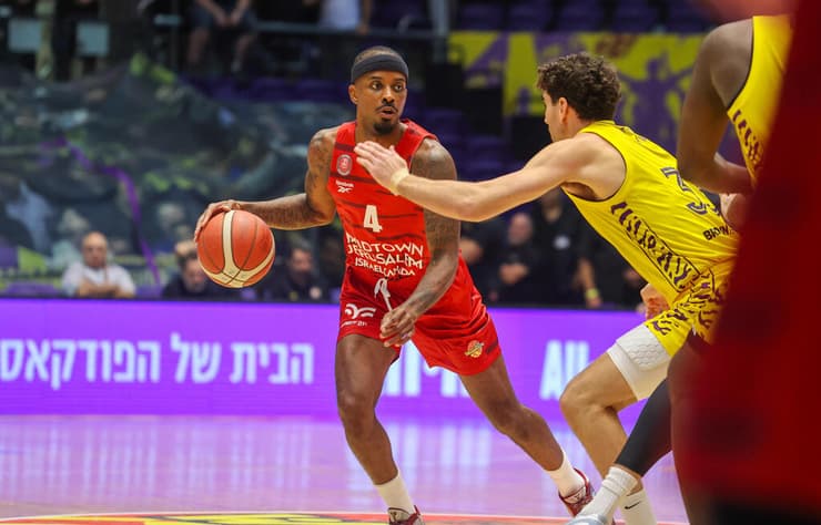 בכורה במדים האדומים. בראון (צילום: עידו ארז) לורנזו בראון