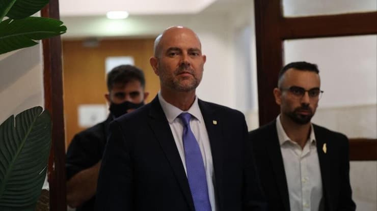 אוחנה בבית המשפט. "ההחלטה הצודקת היא מתן חנינה" (צילום: אלכס קולומויסקי) אמיר אוחנה