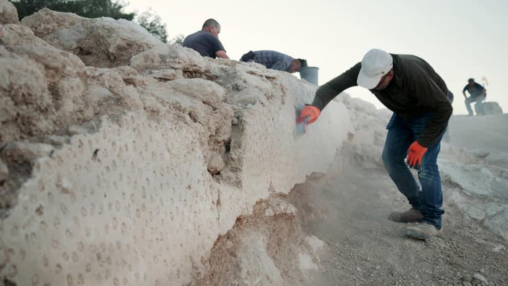 בתקופה העות'מאנית הוטבעו אבנים בטיח הלח שכיסה את דופן האמה (צילום: אמיל אלג'ם, רשות העתיקות) בתקופה העות'מאנית הוטבעו אבנים בטיח הלח שכיסה את דופן האמה