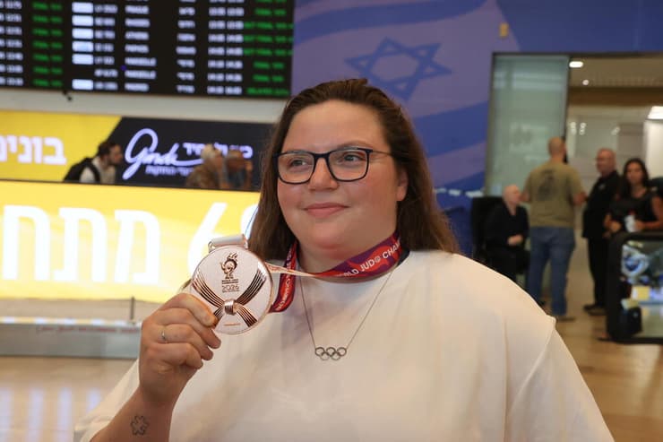 הרשקו והמדליה (צילום מוטי קמחי) רז הרשקו חוזרת לישראל אחרי זכייה במדליה באליפות העולם בבאקו