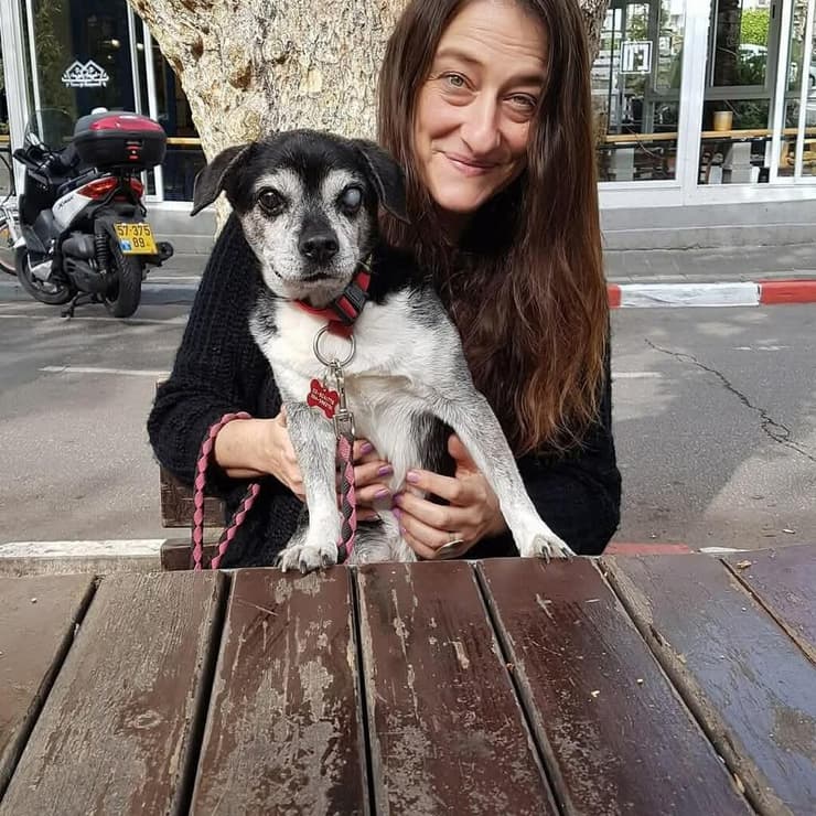 רינת גרינברג, יו"ר עמותת "הבזאר למען כלבתולים", עם הכלב שחורי (צילום: אלבום פרטי) רינת גרינברג, יו"ר עמותת "הבזאר למען כלבתולים", עם הכלב שחורי