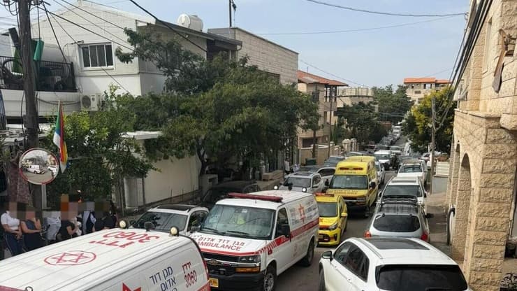 צוותי ההצלה ברחוב בו נספתה האישה (צילום: תיעוד מבצעי מד"א ) אישה בת 60 שאפה עשן במסעדה מבצעים בה פעולות החייאה