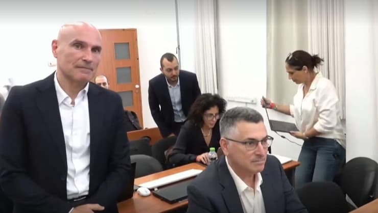 אפי נוה  וגדעון סער אפי נוה בבית משפט בעדות מנדלבליט בתיקי נתניהו