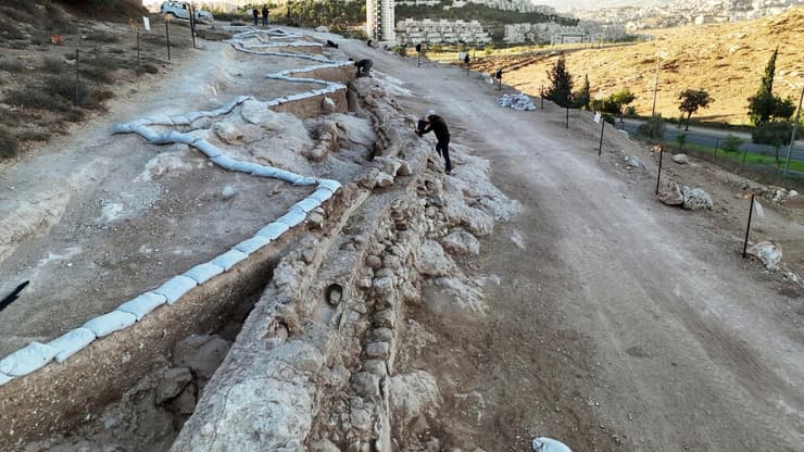 הקטע שנחשף מאמת המים (צילום: אמיל אלג'ם, רשות העתיקות) הקטע שנחשף מאמת המים