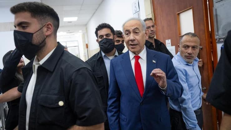 נתניהו בבית המשפט. בתיק 4000 הוא לא היה חשוד, ובכך פתח את הדיון סנגורו עו"ד חדד (צילום: חיים גולדברג/פלאש90) בנימין נתניהו