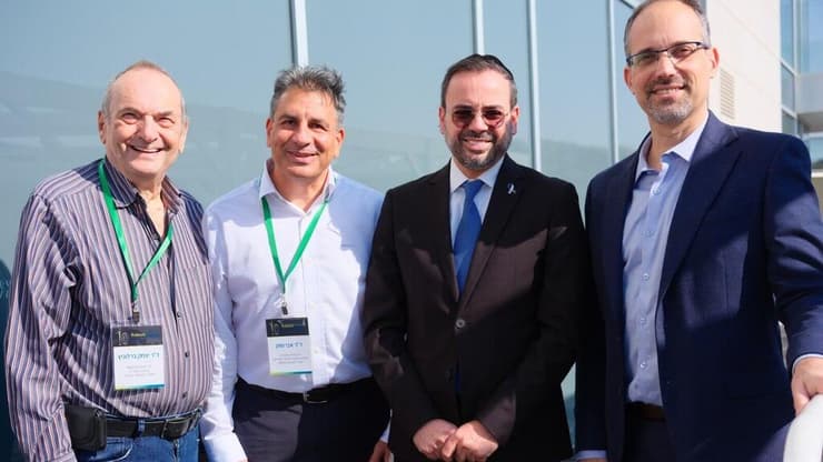 מימין לשמאל: פרופ' רן בליצר, שר הבריאות לשעבר אוריאל בוסו, ד"ר אבי מתן וד"ר יצחק ברלוביץ בכנס העשור של פורום ריבוט - נובמבר 2024 (צילום: אבישי פינקלשטיין) מימין לשמאל: פרופ' רן בליצר, שר הבריאות לשעבר אוריאל בוסו, ד"ר אבי מתן וד"ר יצחק ברלוביץ בכנס העשור של פורום ריבוט - נובמבר 2024