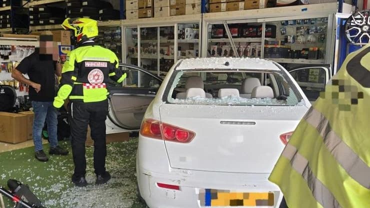 הרכב בתוך "אוטודיפו", אחרי ההתנגשות (צילום: תיעוד מבצעי מד"א ) רכב התנגש בחנות במכרז מסחרי באשדוד, יש פצועים קל