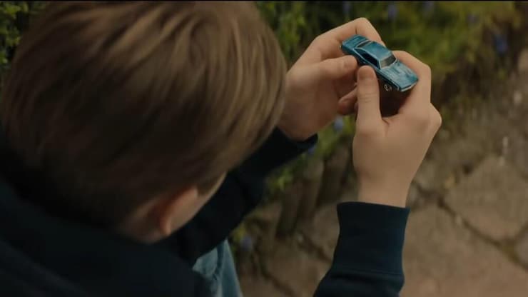 תשלמו מחוץ לקופסה. כאילו, תחשבו. כן, תחשבו מחוץ לקופסה. מתוך "מאטצ'בוקס: הסרט" (צילום מסך, אפל TV פלוס) מתוך "מאטצ'בוקס: הסרט"